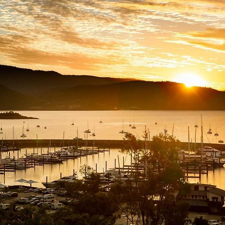 Sunlit Waters Studio Apartments Airlie Beach Bagian luar foto