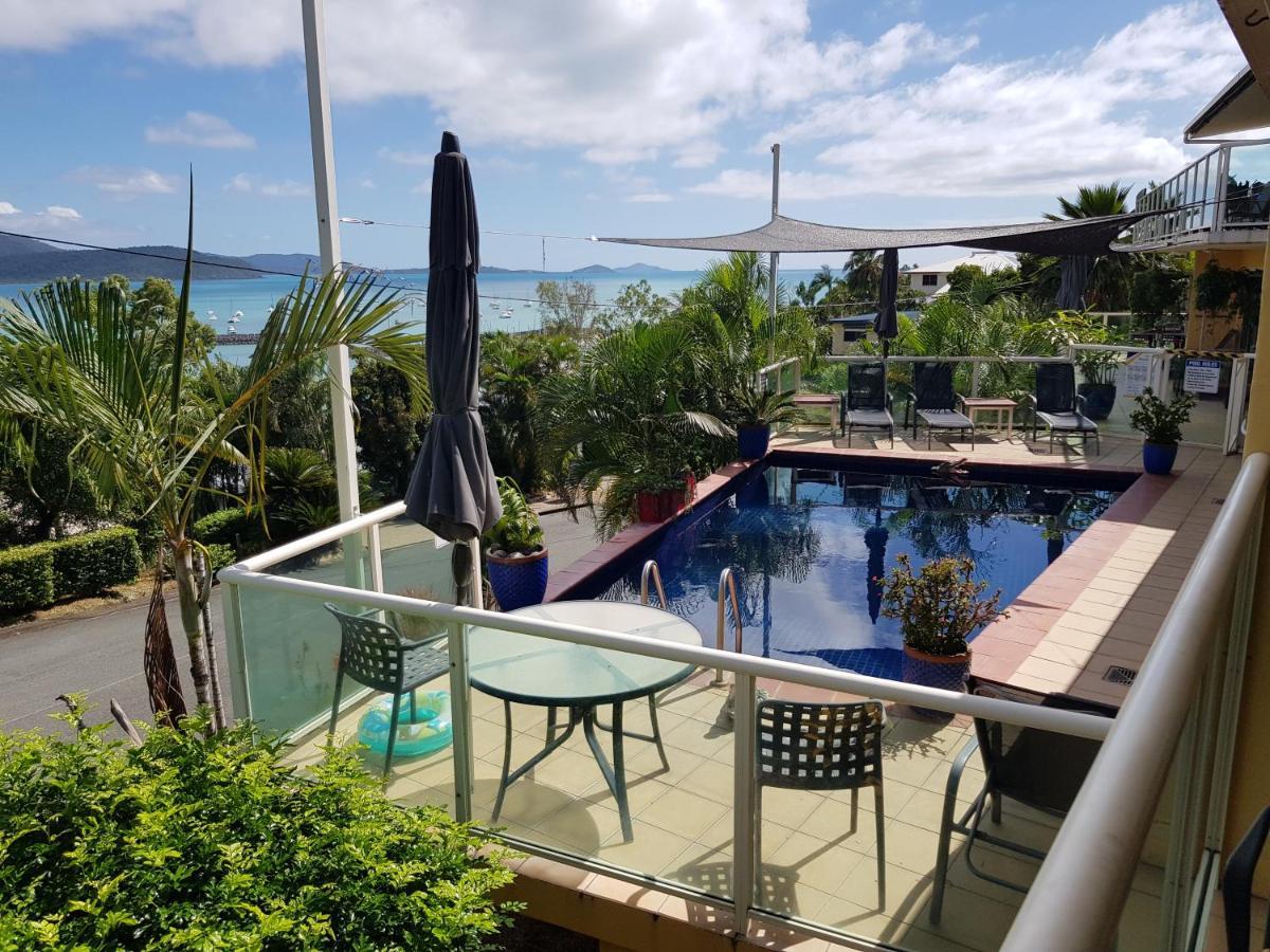 Sunlit Waters Studio Apartments Airlie Beach Bagian luar foto