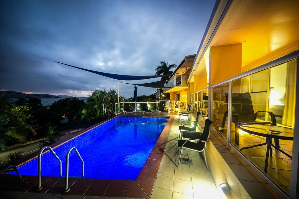 Sunlit Waters Studio Apartments Airlie Beach Bagian luar foto