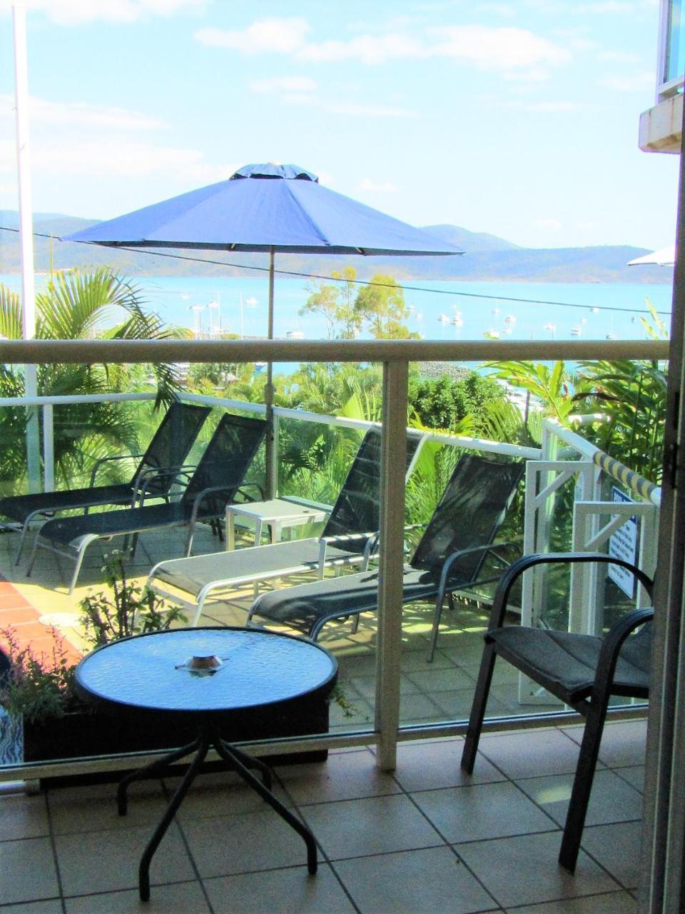 Sunlit Waters Studio Apartments Airlie Beach Bagian luar foto