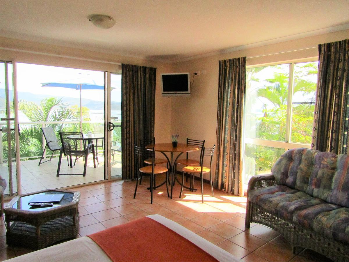 Sunlit Waters Studio Apartments Airlie Beach Bagian luar foto