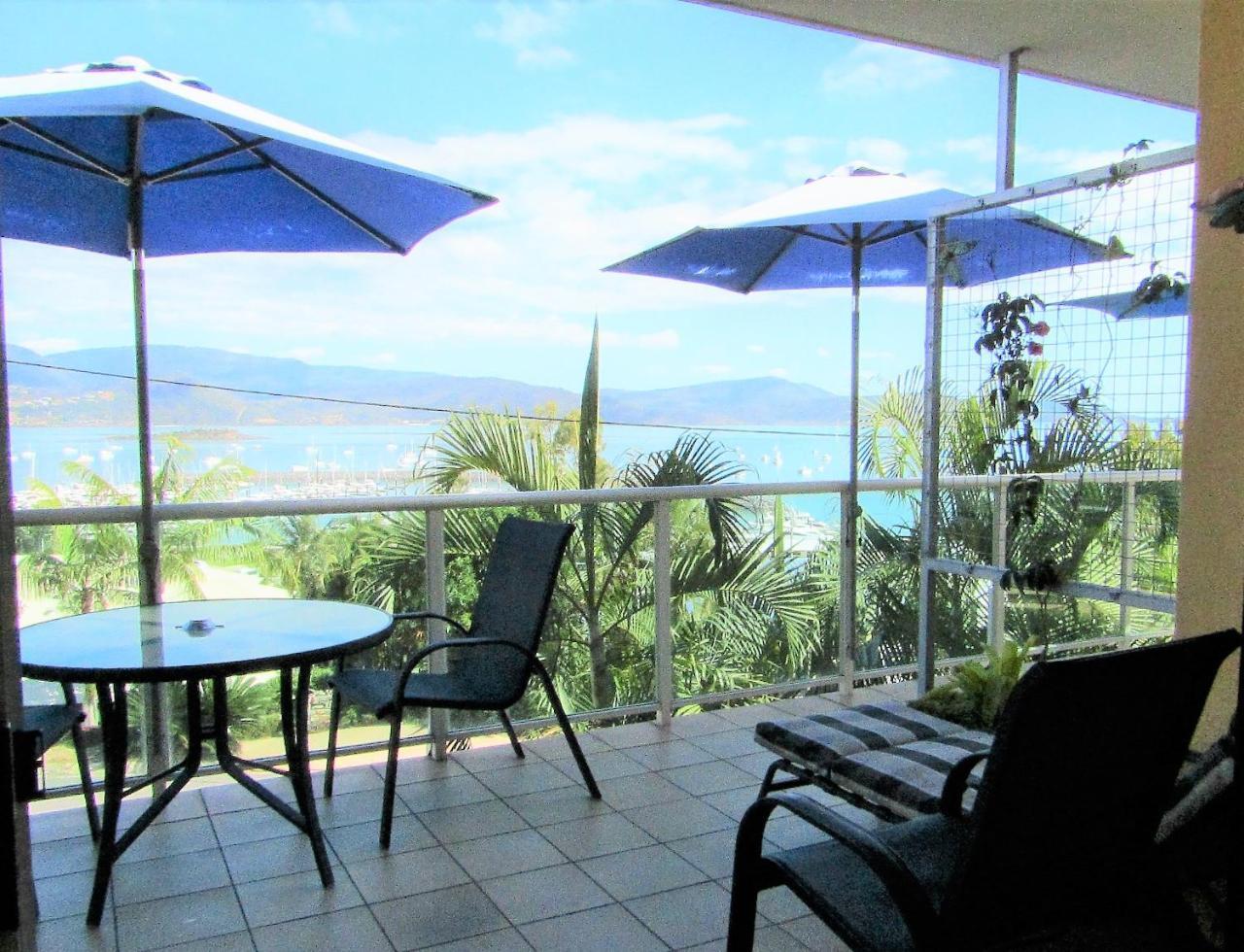 Sunlit Waters Studio Apartments Airlie Beach Bagian luar foto