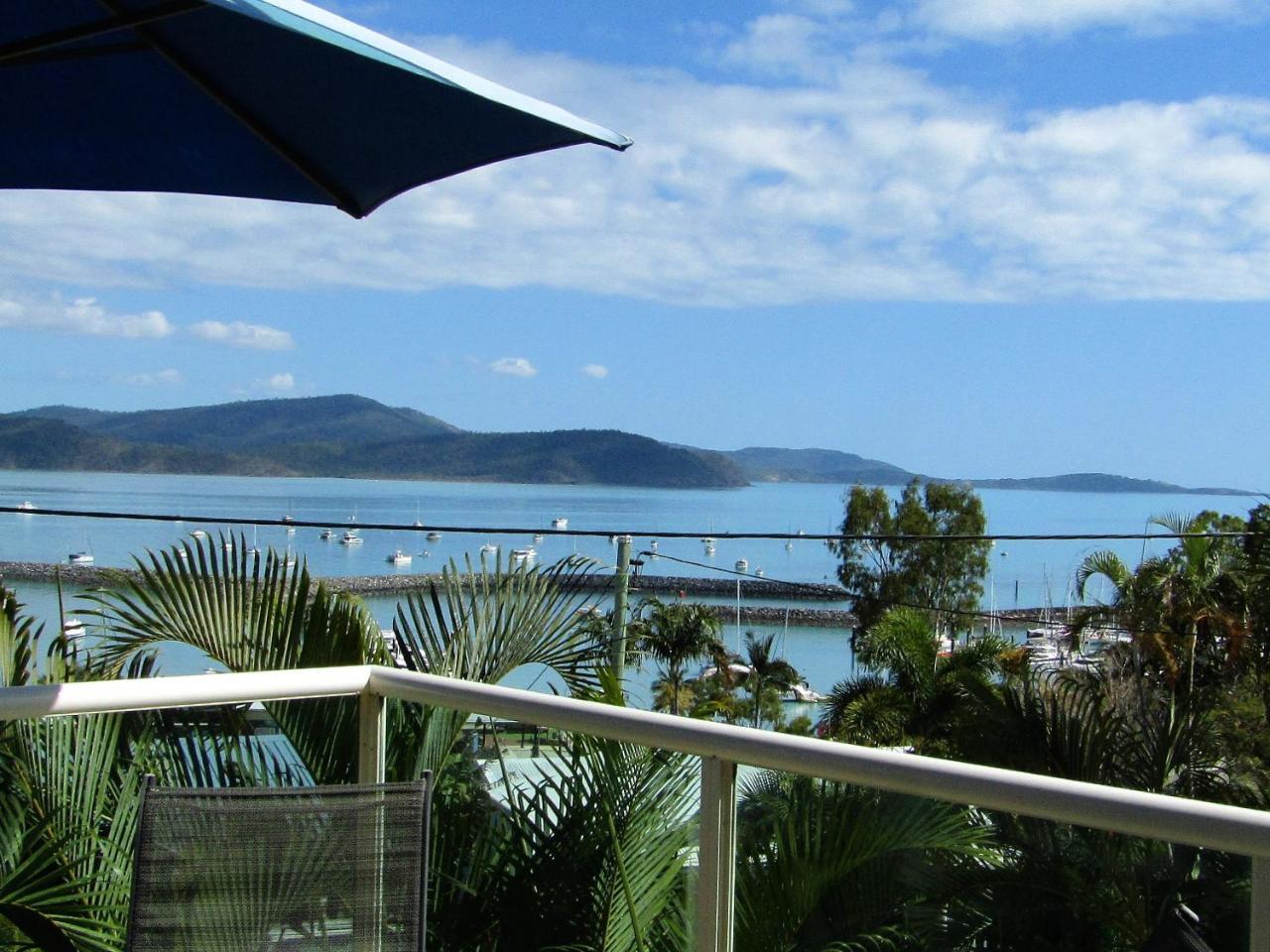 Sunlit Waters Studio Apartments Airlie Beach Bagian luar foto