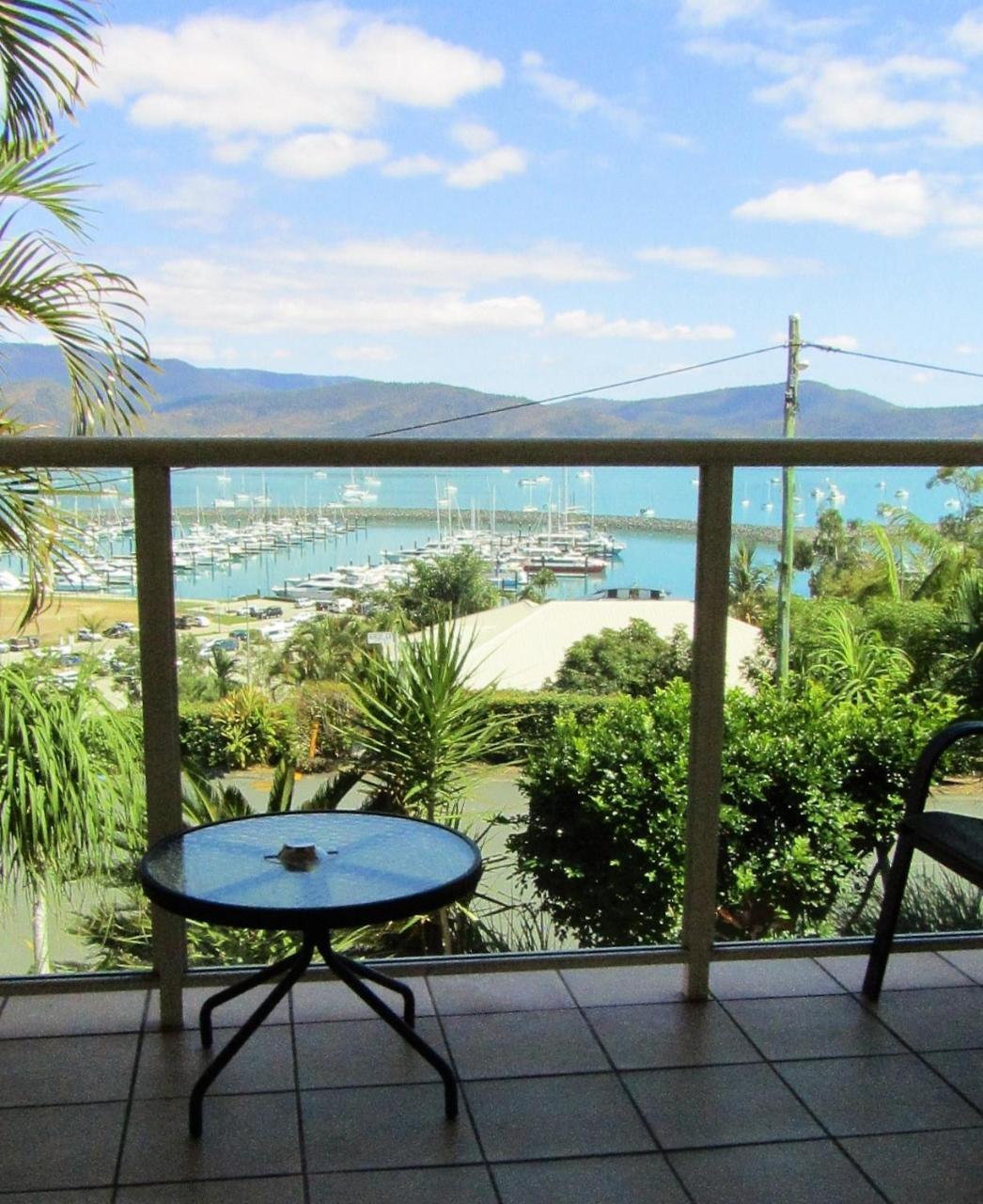 Sunlit Waters Studio Apartments Airlie Beach Bagian luar foto