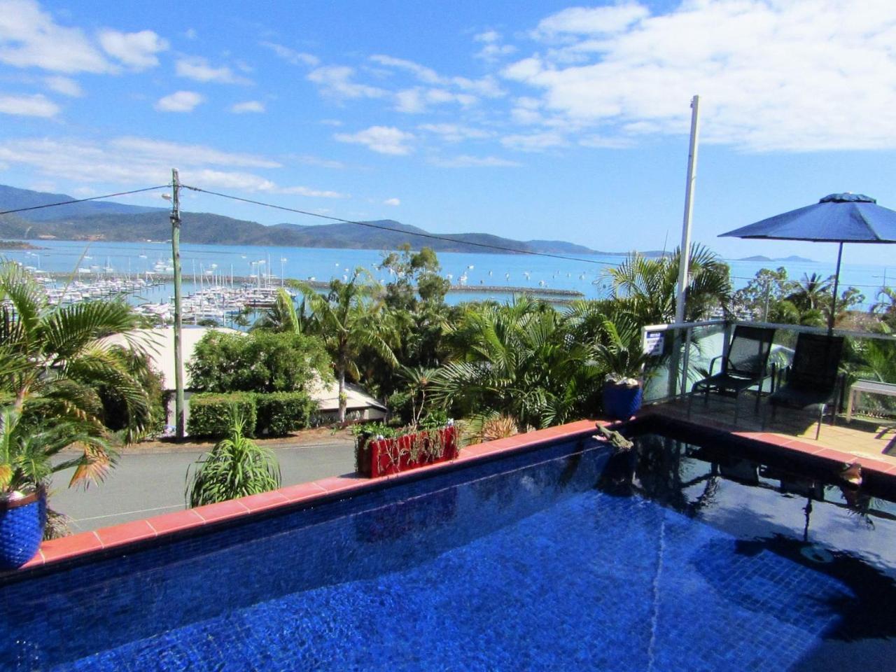 Sunlit Waters Studio Apartments Airlie Beach Bagian luar foto