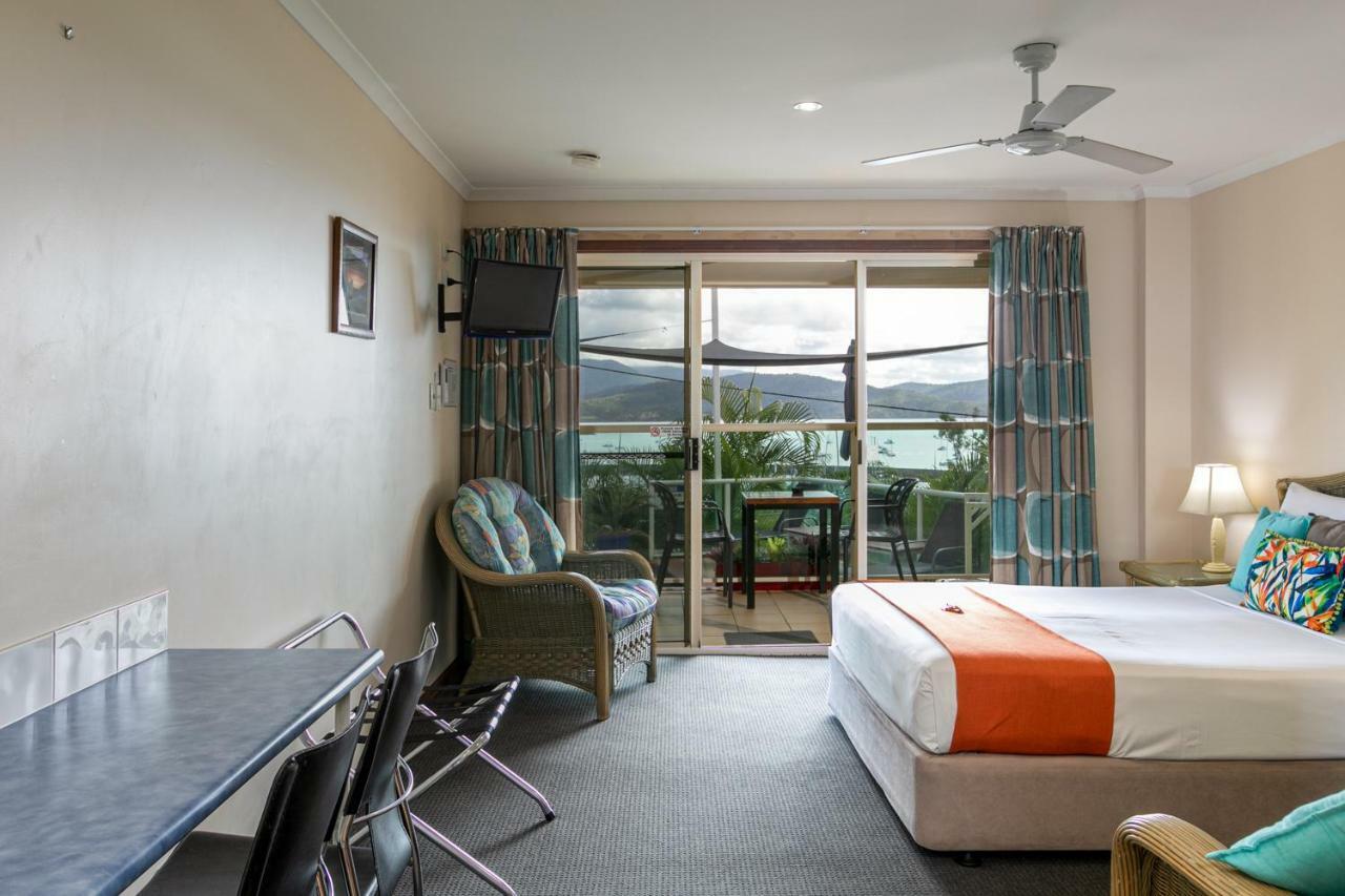 Sunlit Waters Studio Apartments Airlie Beach Bagian luar foto