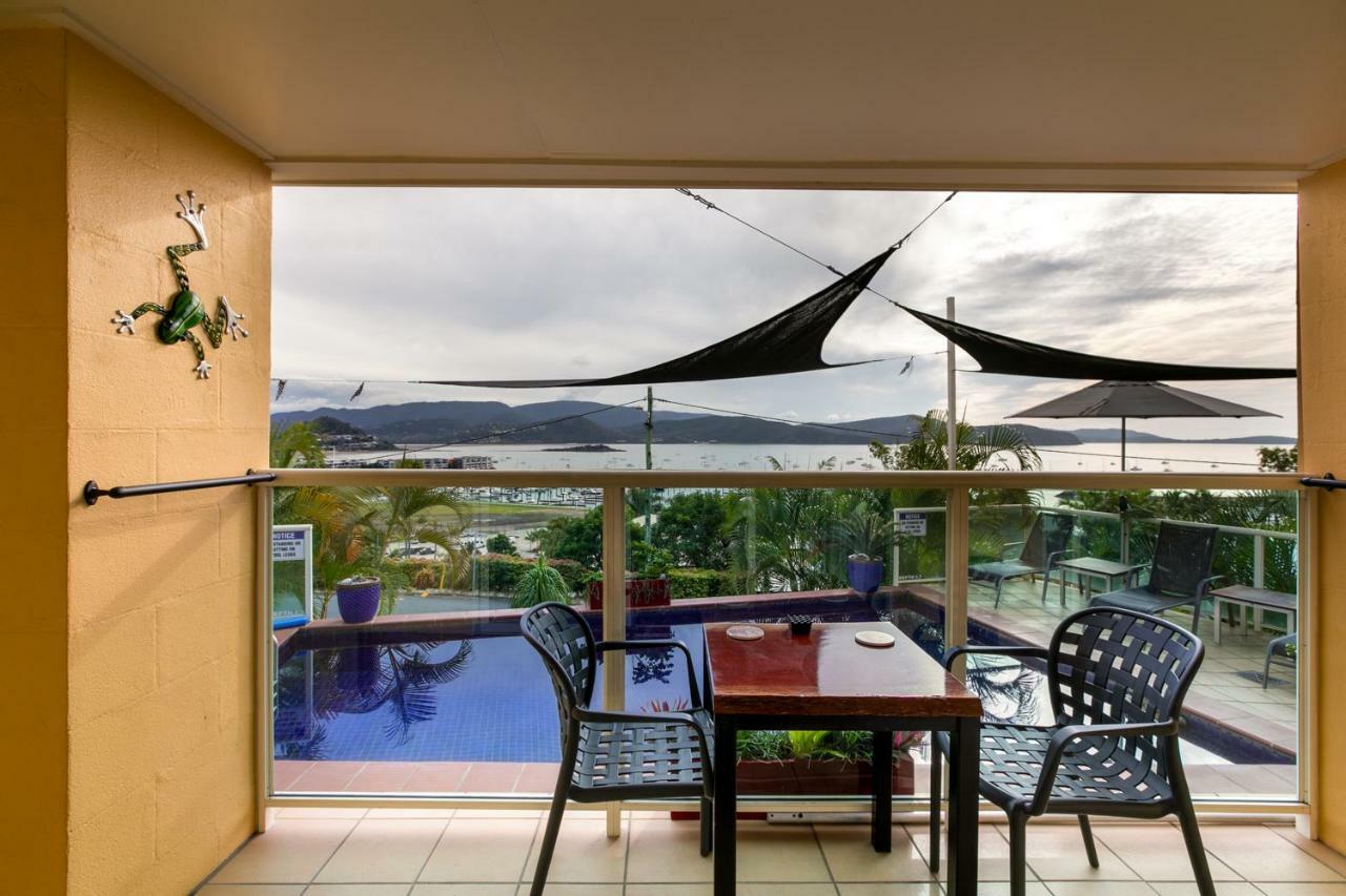 Sunlit Waters Studio Apartments Airlie Beach Bagian luar foto