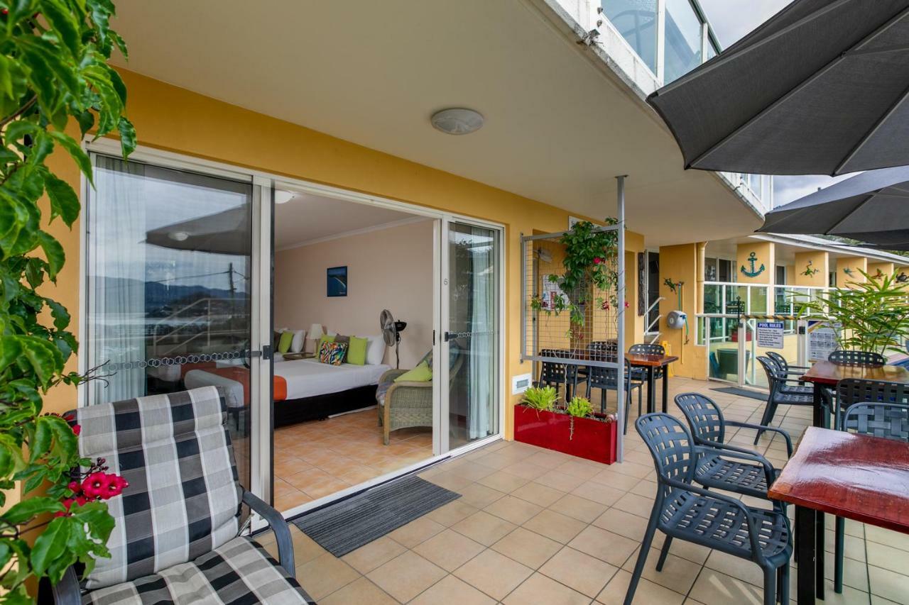 Sunlit Waters Studio Apartments Airlie Beach Bagian luar foto