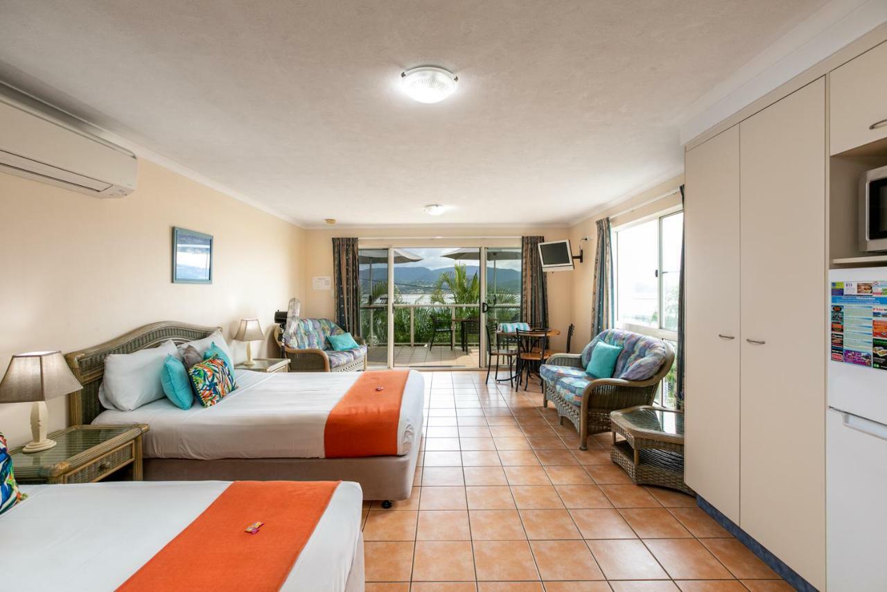 Sunlit Waters Studio Apartments Airlie Beach Bagian luar foto