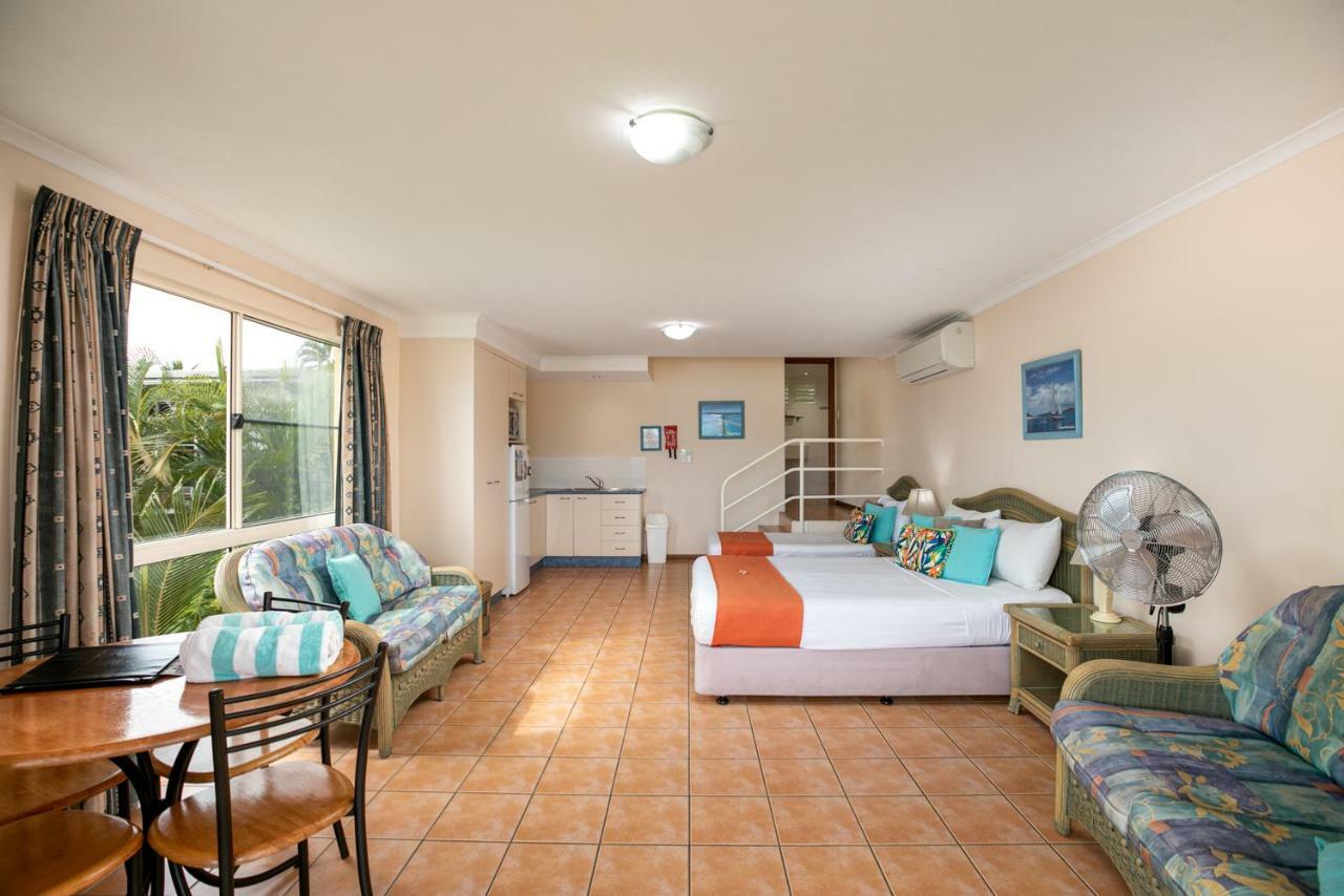 Sunlit Waters Studio Apartments Airlie Beach Bagian luar foto