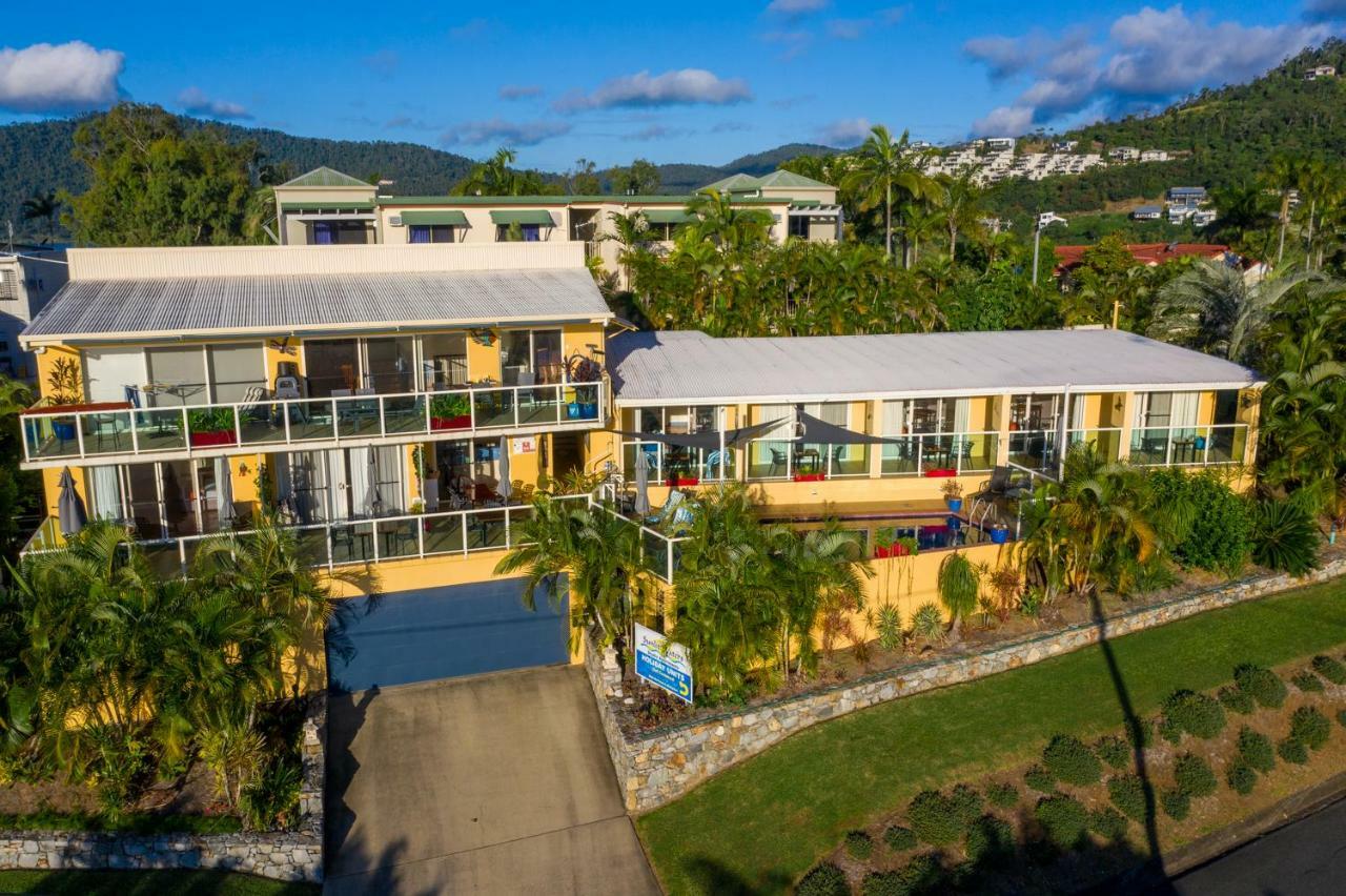 Sunlit Waters Studio Apartments Airlie Beach Bagian luar foto