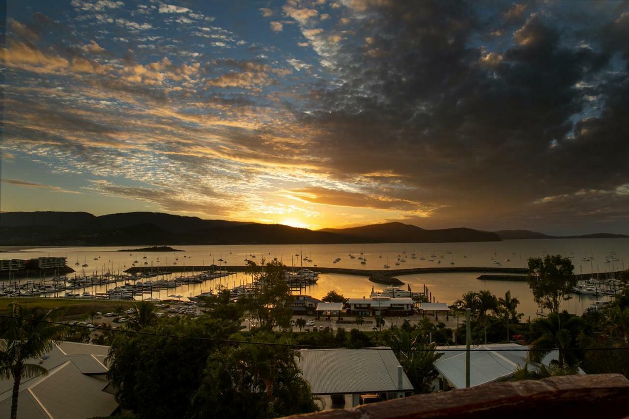 Sunlit Waters Studio Apartments Airlie Beach Bagian luar foto