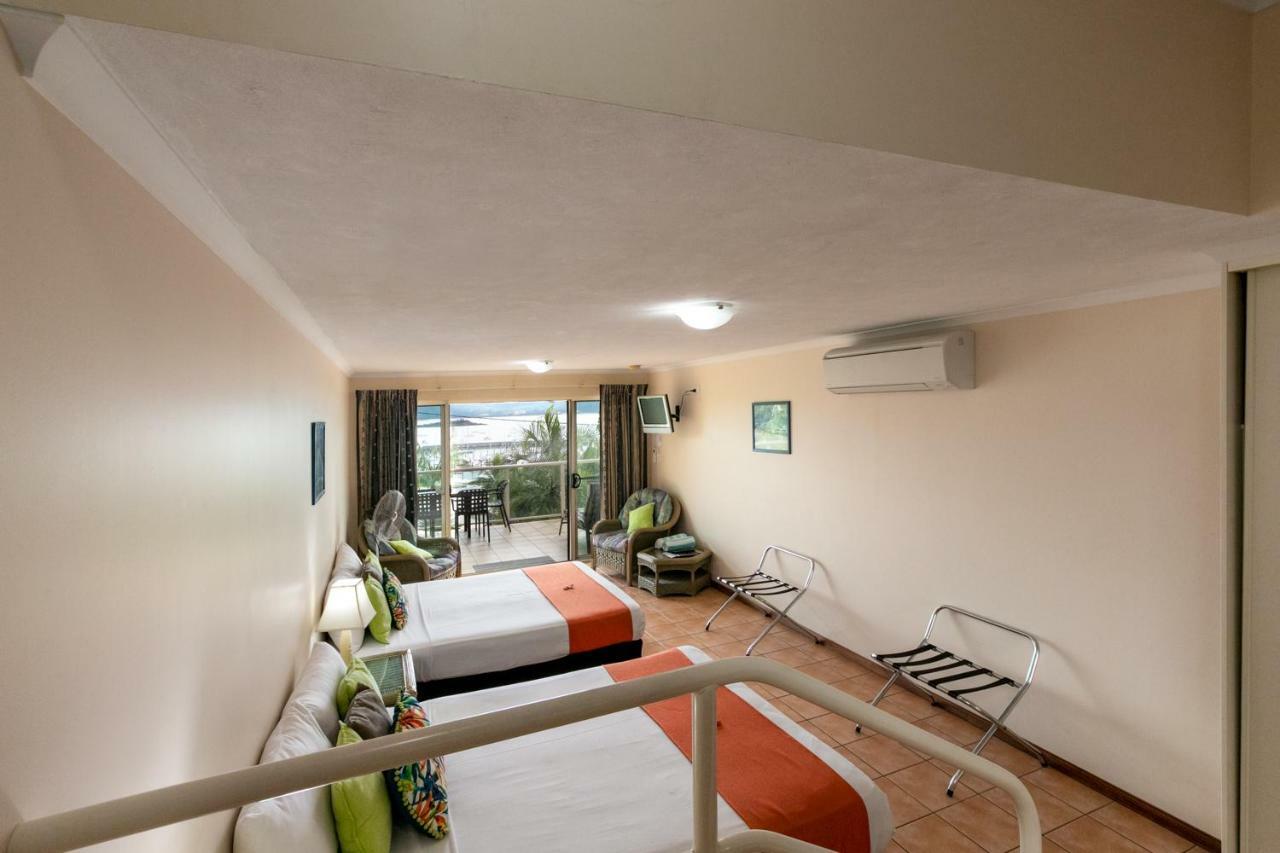 Sunlit Waters Studio Apartments Airlie Beach Bagian luar foto