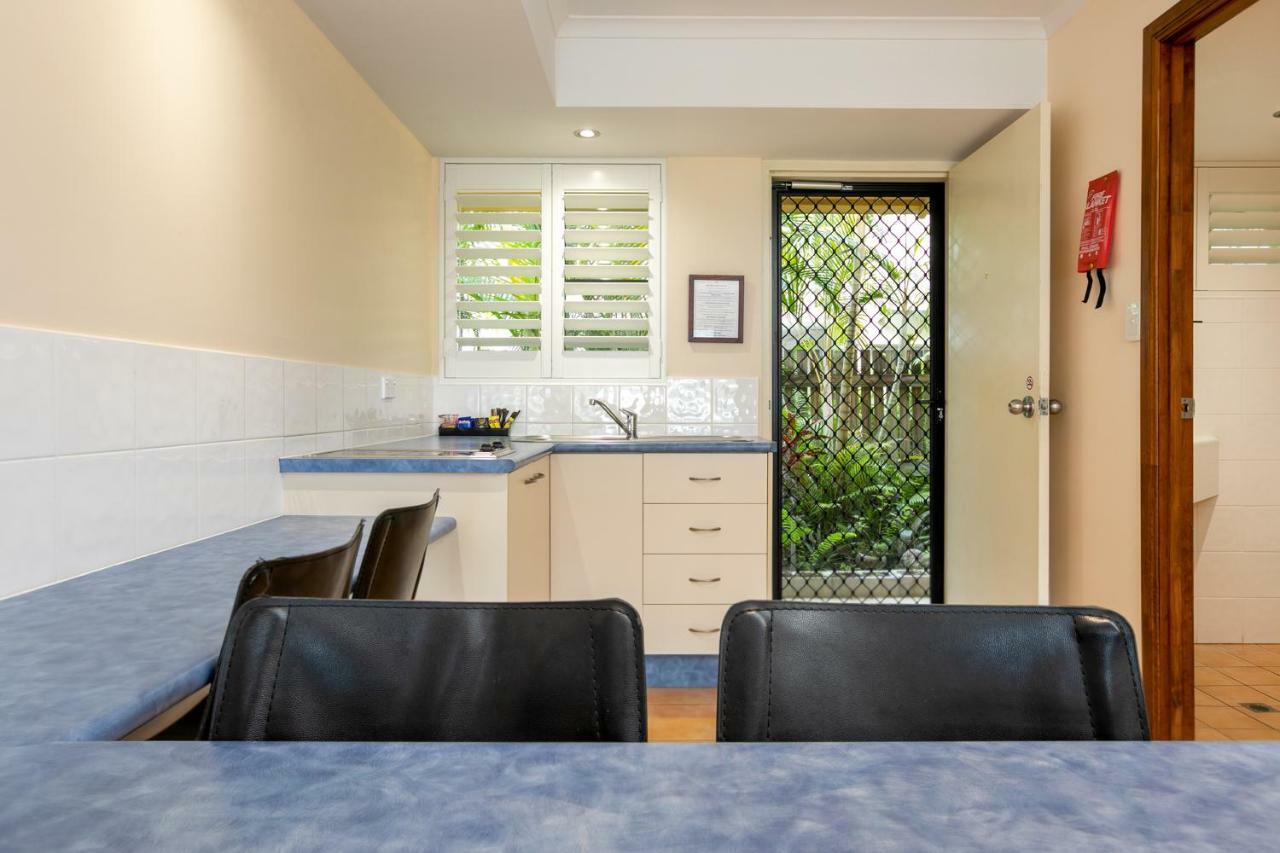 Sunlit Waters Studio Apartments Airlie Beach Bagian luar foto