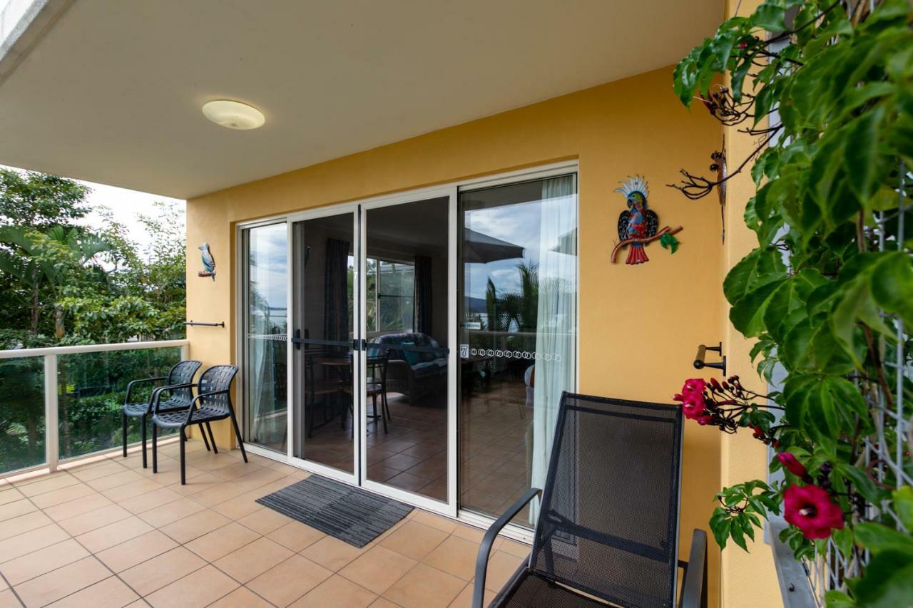 Sunlit Waters Studio Apartments Airlie Beach Bagian luar foto