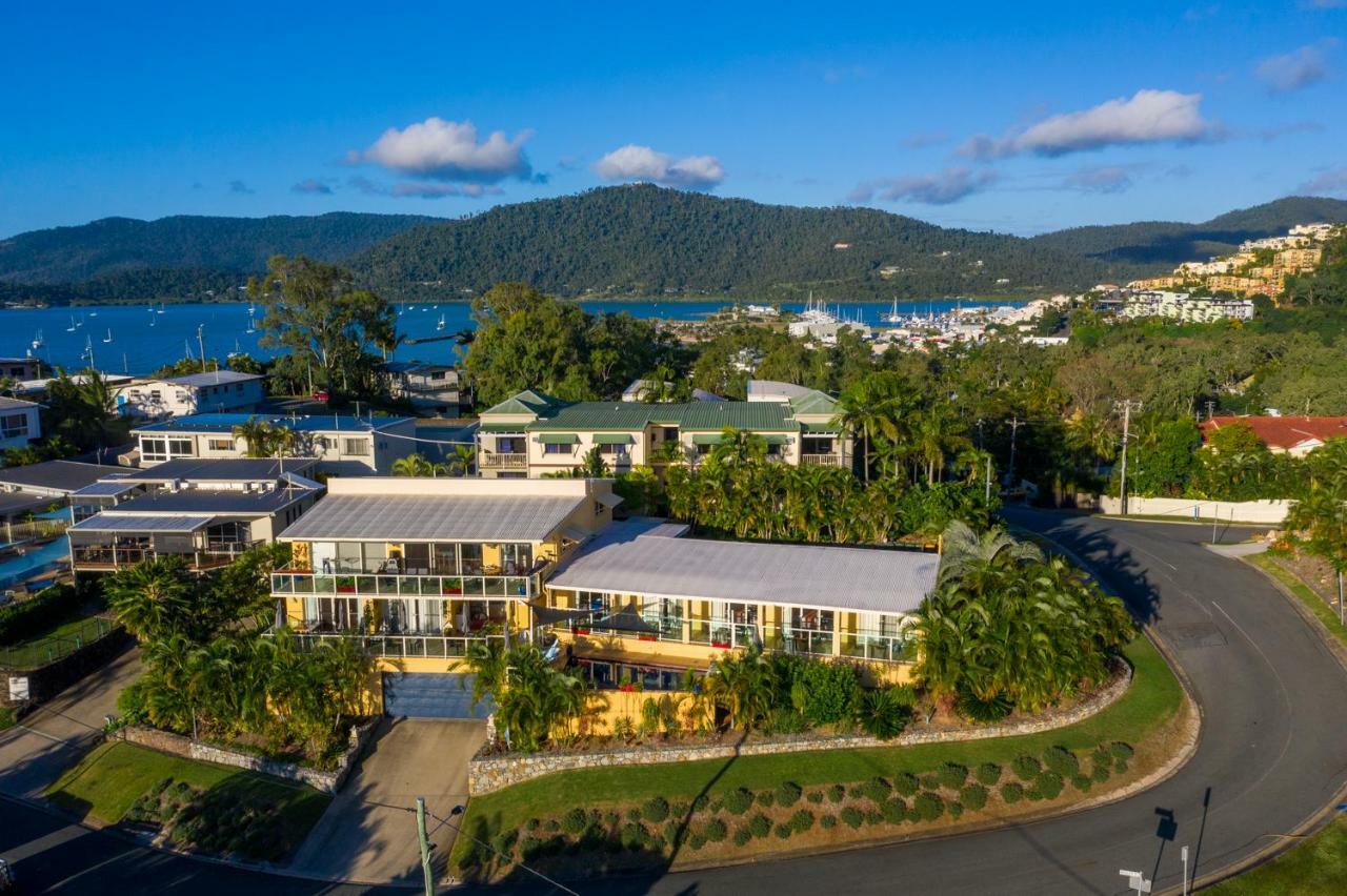 Sunlit Waters Studio Apartments Airlie Beach Bagian luar foto