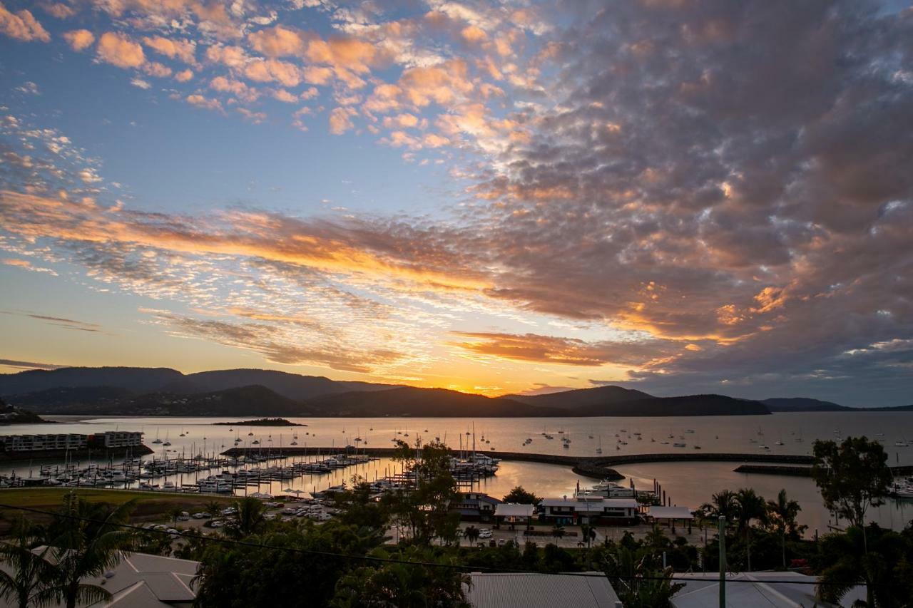 Sunlit Waters Studio Apartments Airlie Beach Bagian luar foto