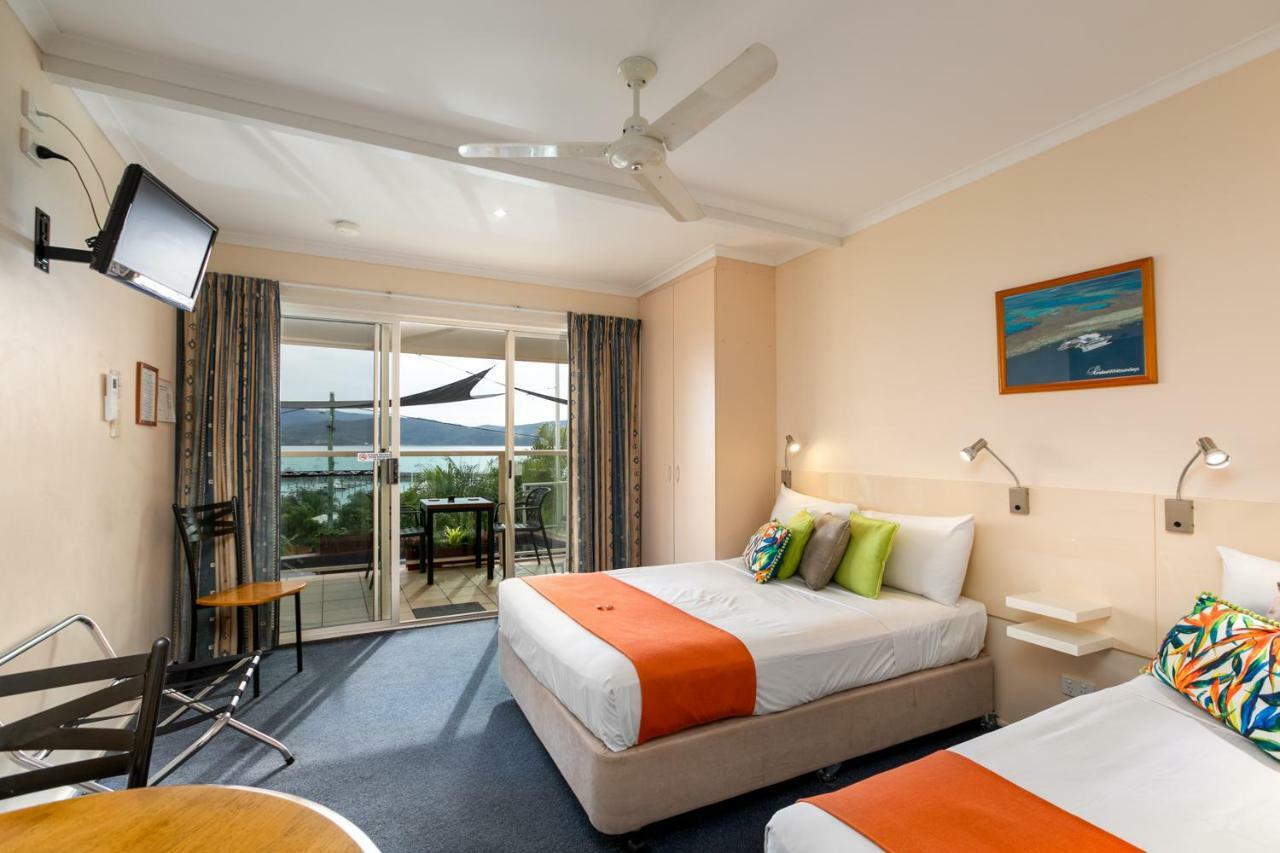 Sunlit Waters Studio Apartments Airlie Beach Bagian luar foto