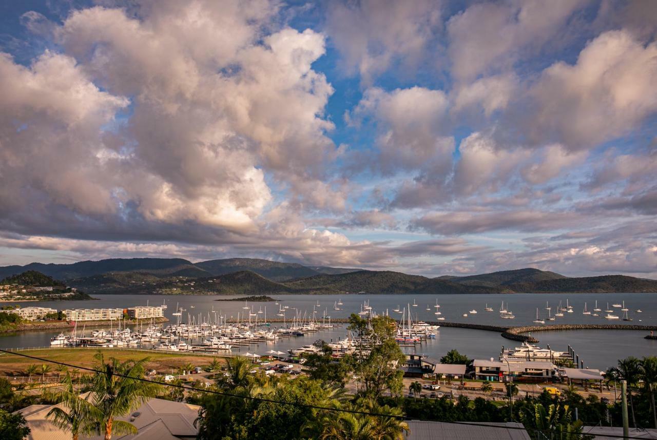 Sunlit Waters Studio Apartments Airlie Beach Bagian luar foto