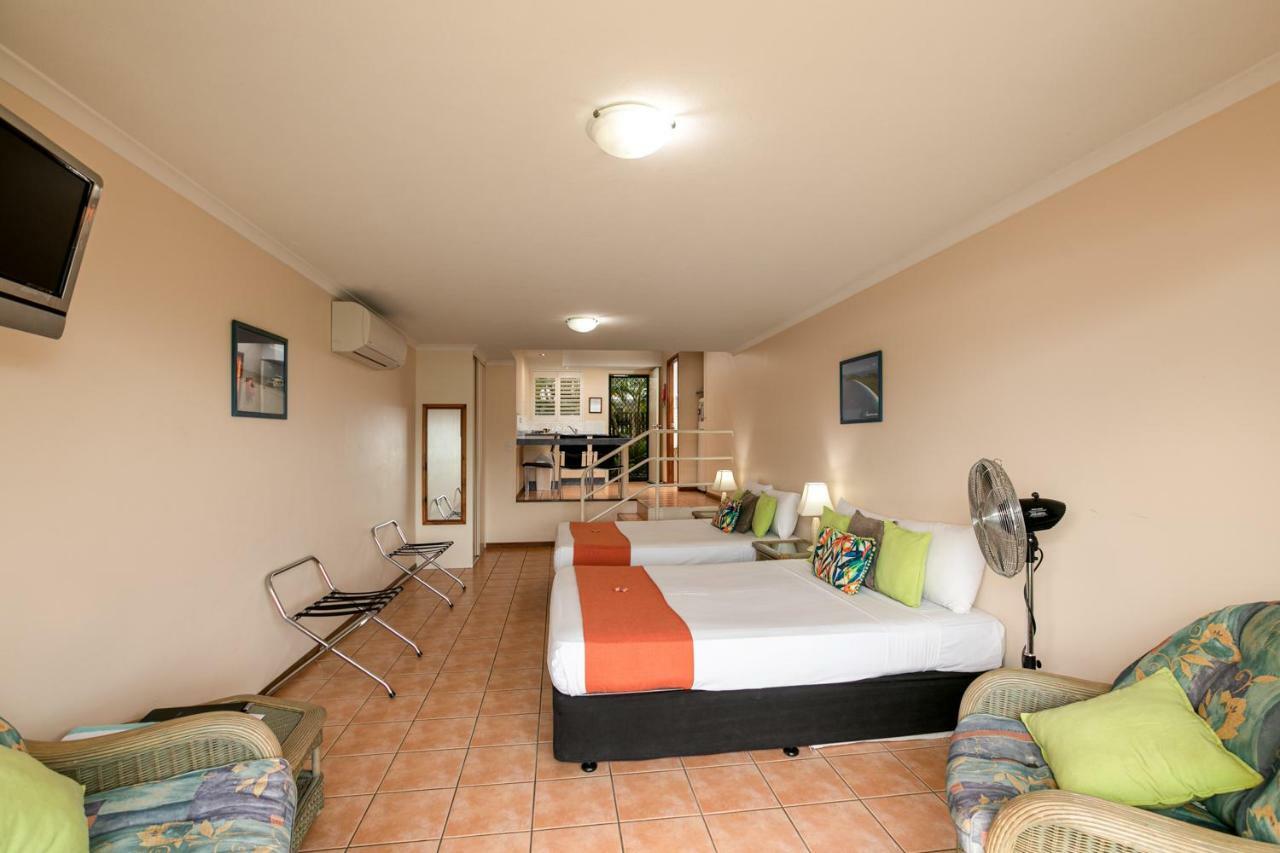 Sunlit Waters Studio Apartments Airlie Beach Bagian luar foto