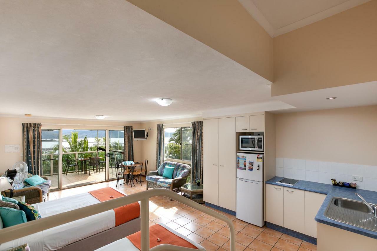 Sunlit Waters Studio Apartments Airlie Beach Bagian luar foto