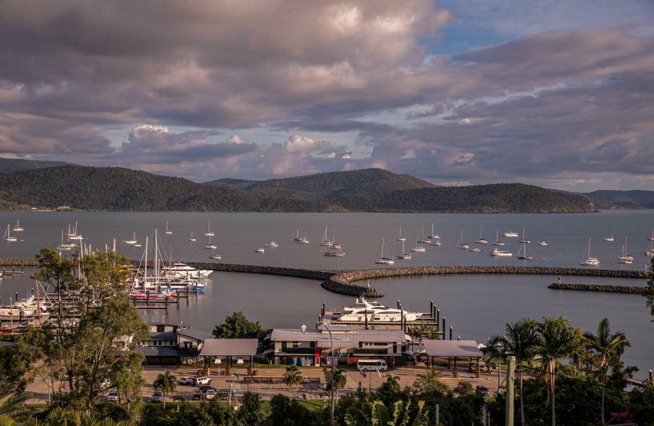 Sunlit Waters Studio Apartments Airlie Beach Bagian luar foto