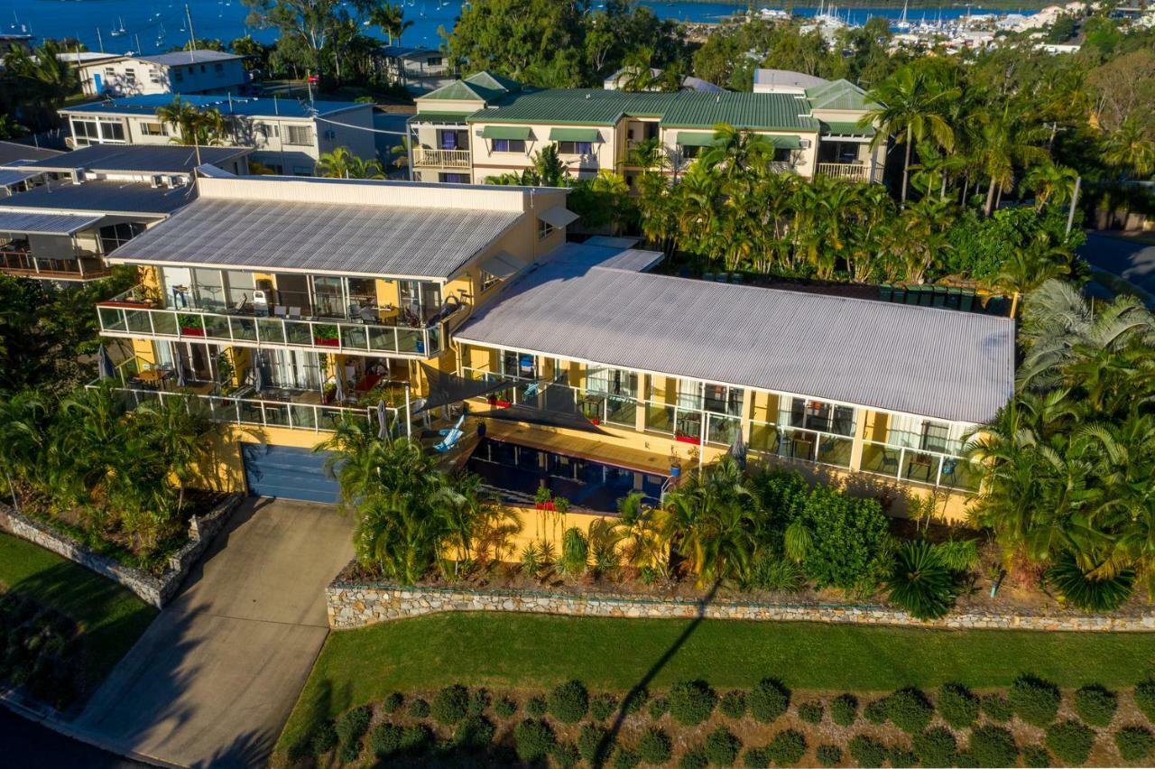 Sunlit Waters Studio Apartments Airlie Beach Bagian luar foto