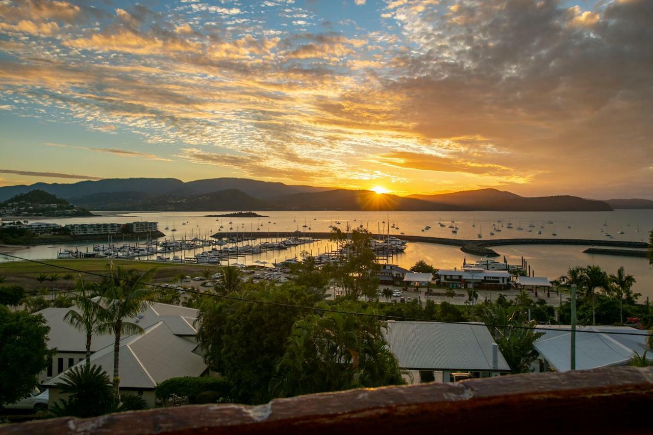 Sunlit Waters Studio Apartments Airlie Beach Bagian luar foto