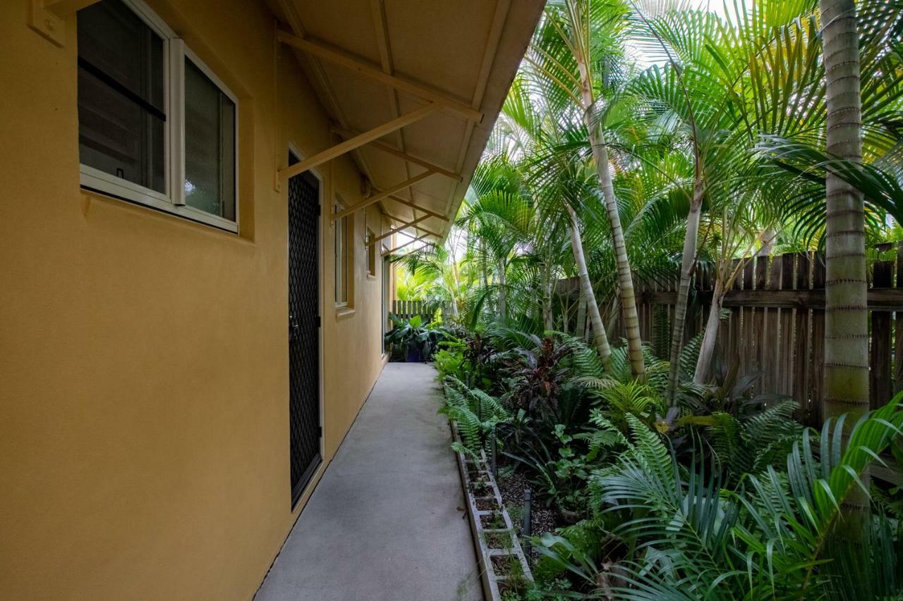 Sunlit Waters Studio Apartments Airlie Beach Bagian luar foto