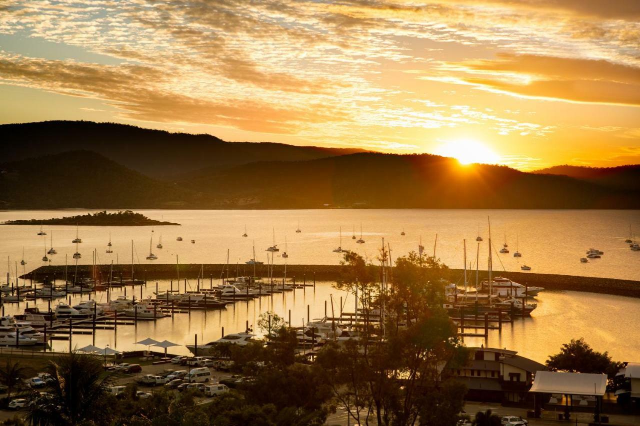 Sunlit Waters Studio Apartments Airlie Beach Bagian luar foto