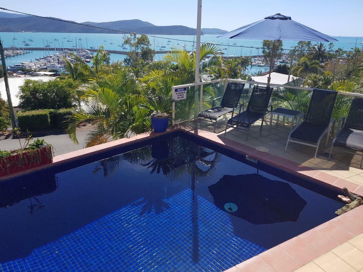 Sunlit Waters Studio Apartments Airlie Beach Bagian luar foto