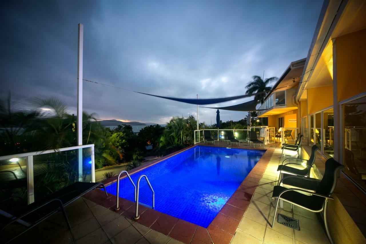 Sunlit Waters Studio Apartments Airlie Beach Bagian luar foto