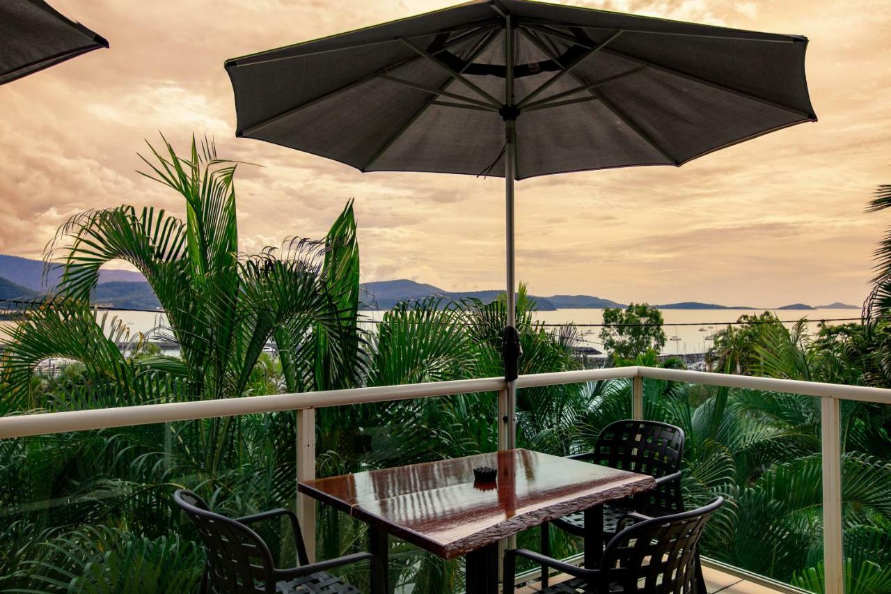 Sunlit Waters Studio Apartments Airlie Beach Bagian luar foto