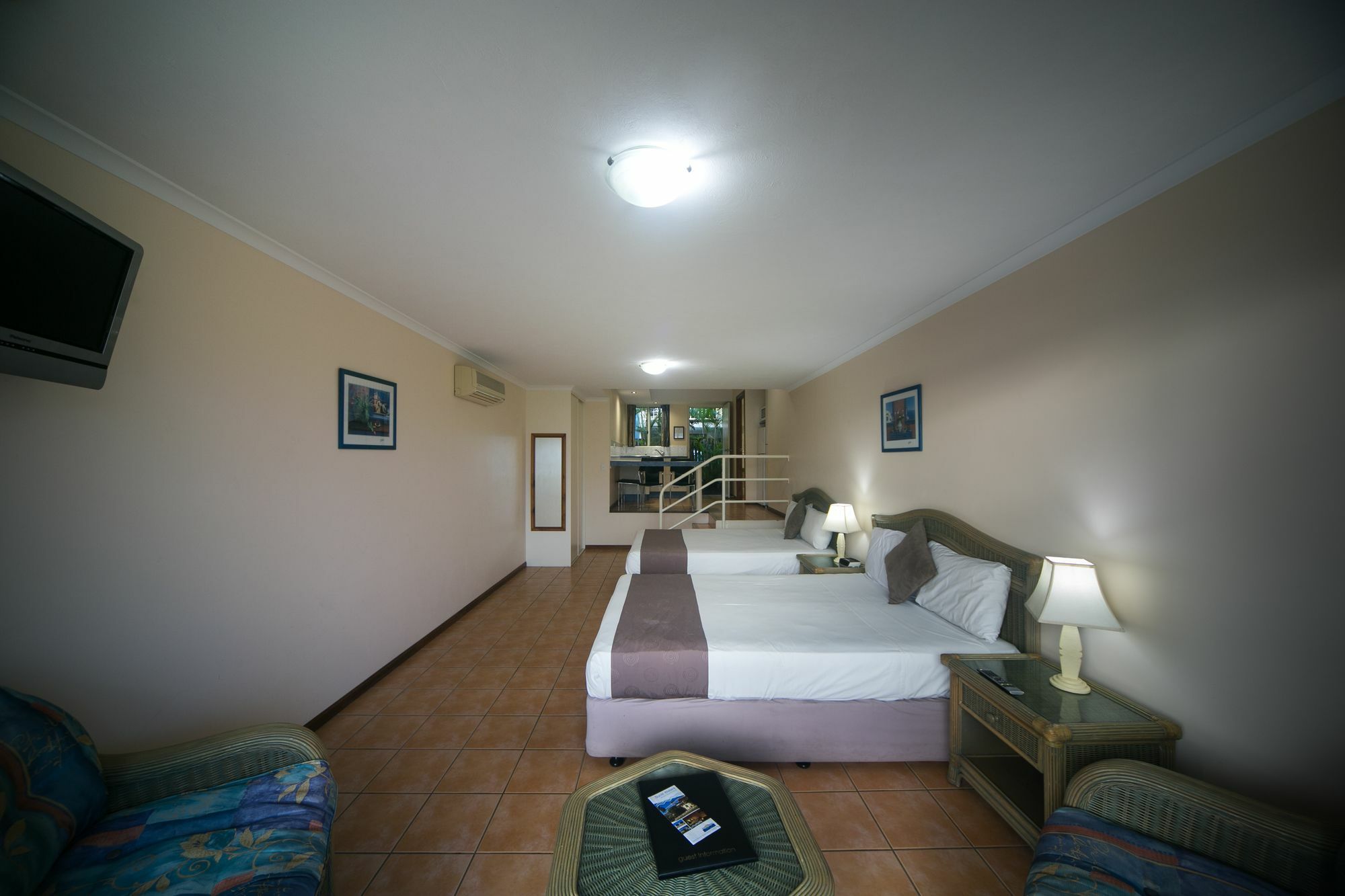 Sunlit Waters Studio Apartments Airlie Beach Bagian luar foto