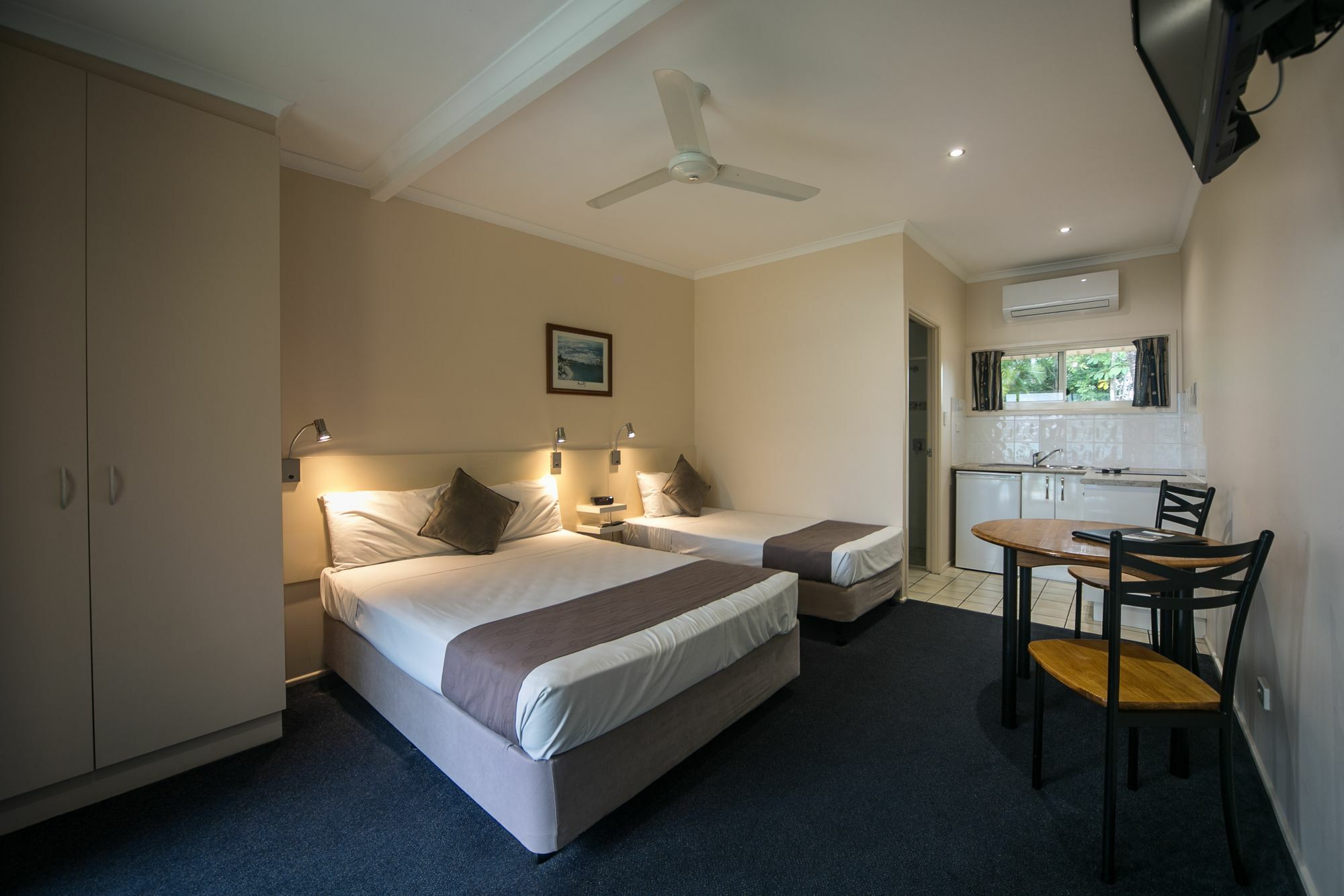 Sunlit Waters Studio Apartments Airlie Beach Bagian luar foto