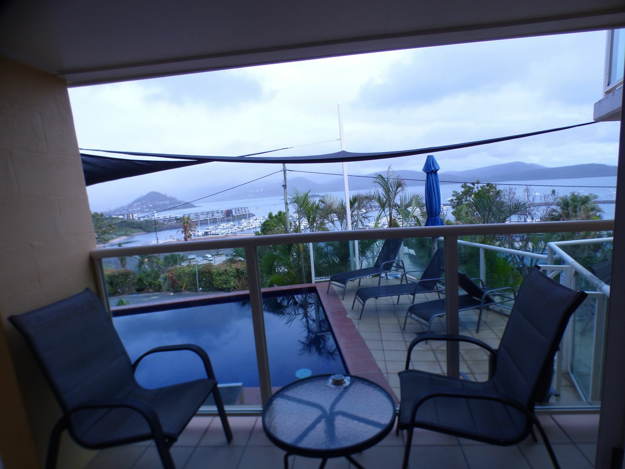 Sunlit Waters Studio Apartments Airlie Beach Bagian luar foto