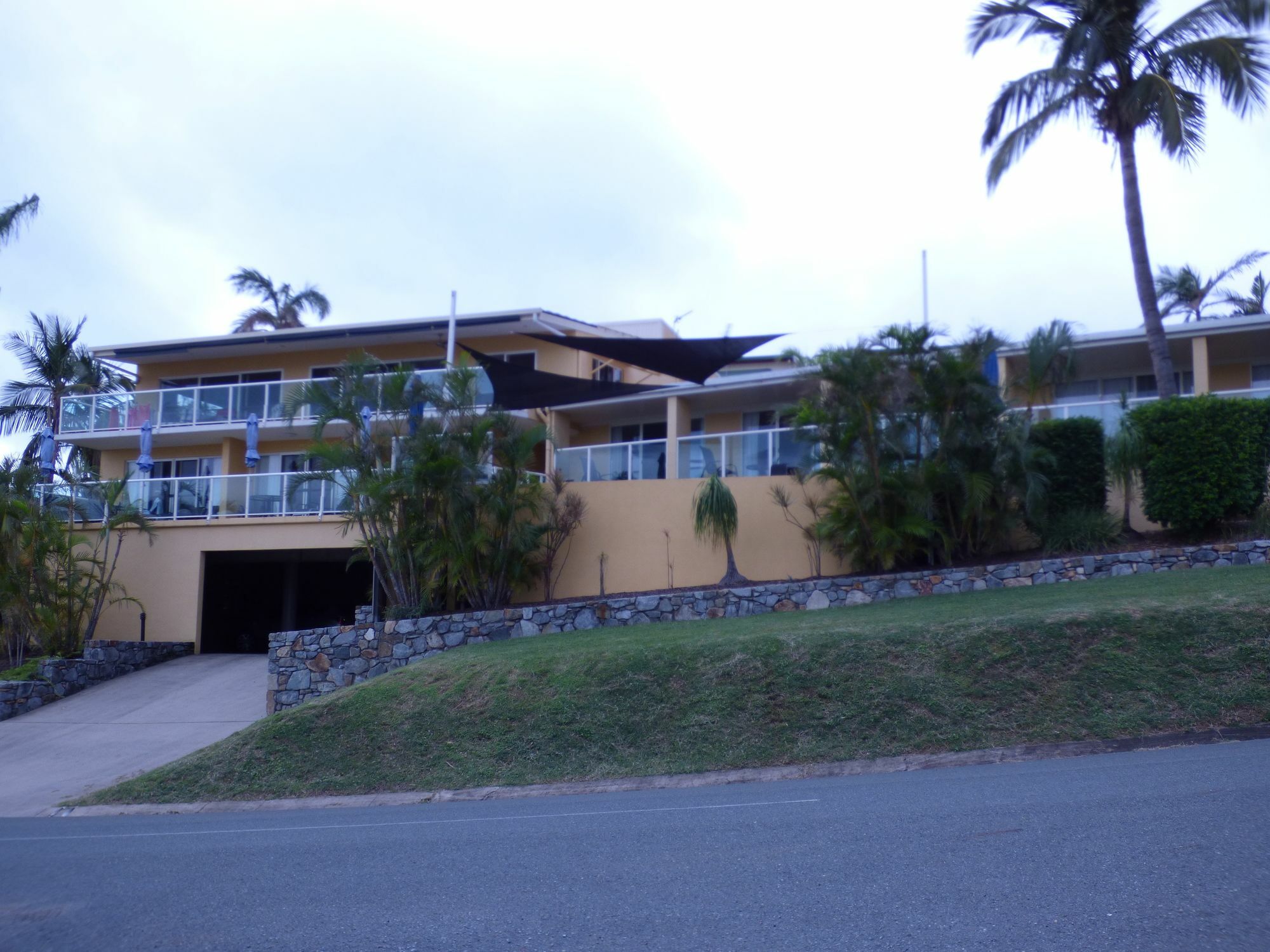 Sunlit Waters Studio Apartments Airlie Beach Bagian luar foto