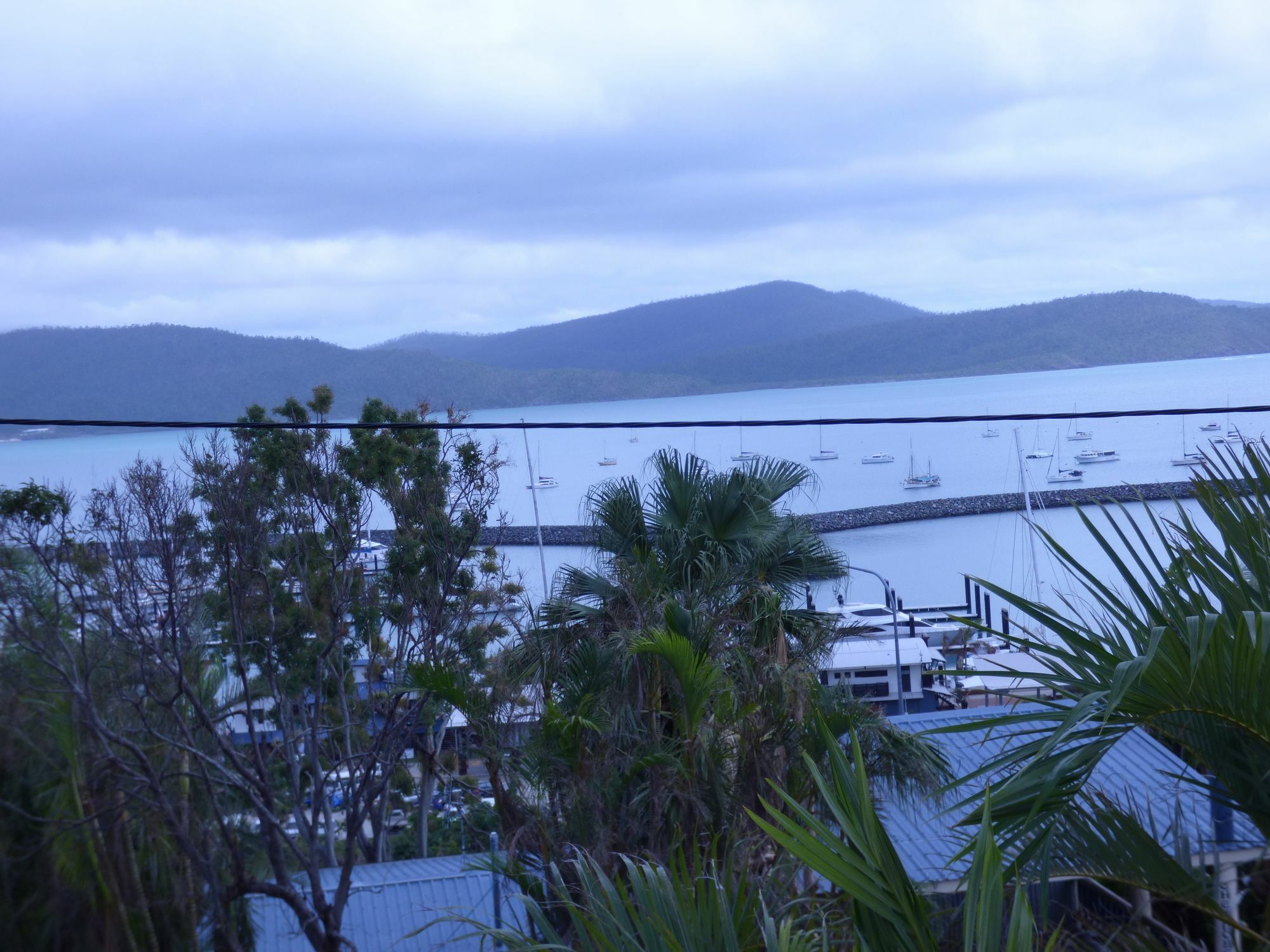 Sunlit Waters Studio Apartments Airlie Beach Bagian luar foto