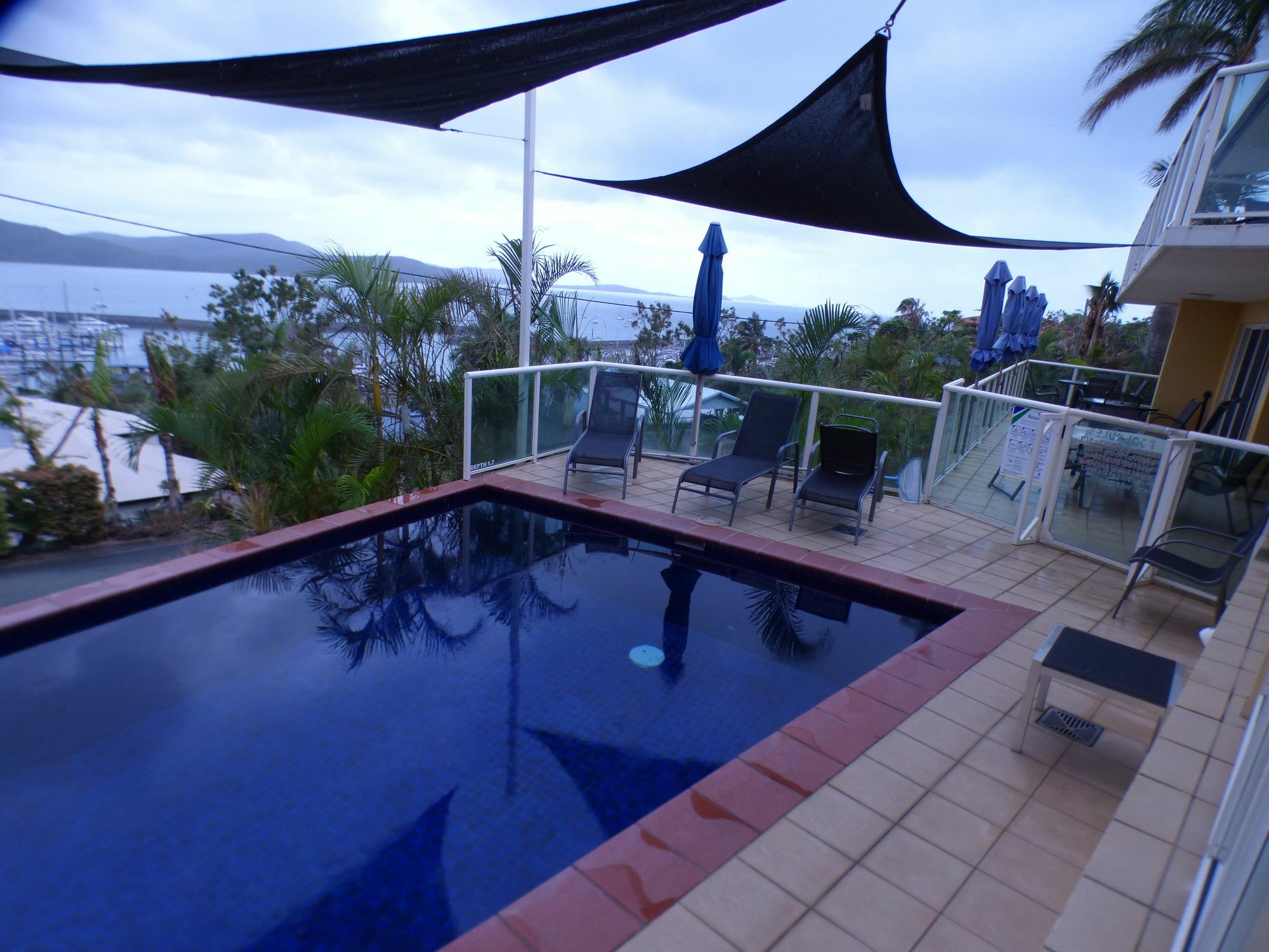 Sunlit Waters Studio Apartments Airlie Beach Bagian luar foto